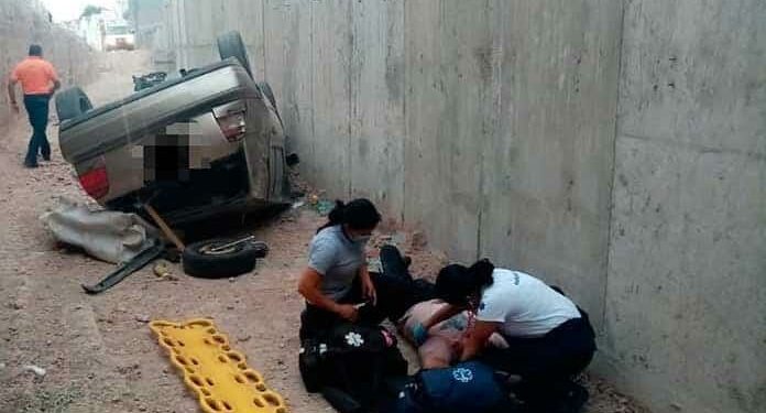Carro cae a una zanja en puente en construcción