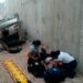 Carro cae a una zanja en puente en construcción