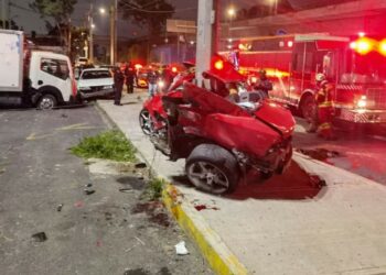 VIDEO: Muere conductor al partirse su vehículo en dos tras chocar contra poste en Periférico
