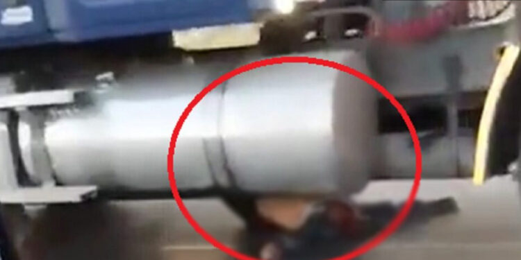 VIDEO: Tráiler arrastra a ladrón tras intento de asalto en la México-Puebla