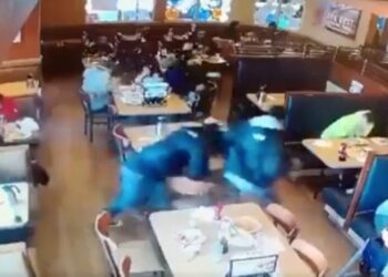 FUERTES IMÁGENES: rateros intentan asaltar a cliente de restaurante y son recibidos a balazos