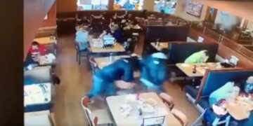 FUERTES IMÁGENES: rateros intentan asaltar a cliente de restaurante y son recibidos a balazos