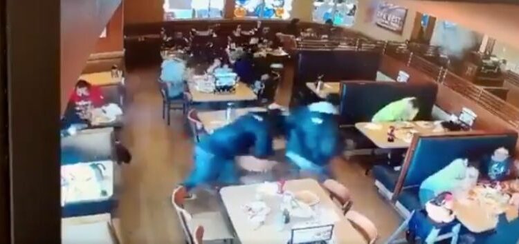 FUERTES IMÁGENES: rateros intentan asaltar a cliente de restaurante y son recibidos a balazos