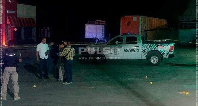 Un muerto y tres heridos, saldo de ataque a balazos contra galleros que salieron de la Fenapo