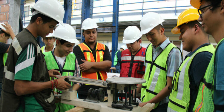 Industrias roban alumnos de la Facultad de Ingeniería