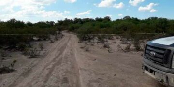 Encuentran dos cuerpos uno de ellos decapitado, en un camino de terracería en Real del Potosí