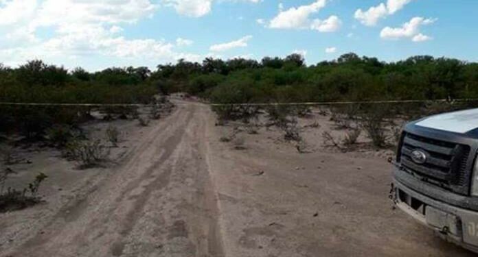 Encuentran dos cuerpos uno de ellos decapitado, en un camino de terracería en Real del Potosí