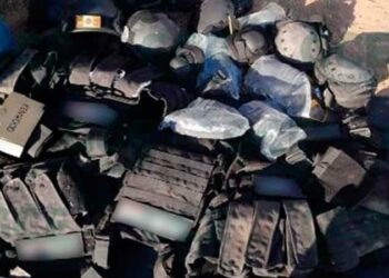 Abandonan maleantes camioneta con arsenal