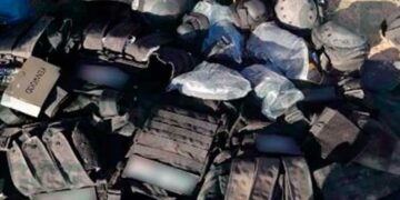 Abandonan maleantes camioneta con arsenal
