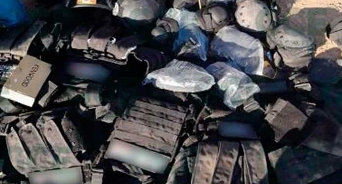 Abandonan maleantes camioneta con arsenal