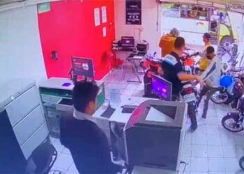 VIDEO: Ladrones se llevan dos motos de un local en Damián Carmona