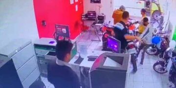 VIDEO: Ladrones se llevan dos motos de un local en Damián Carmona