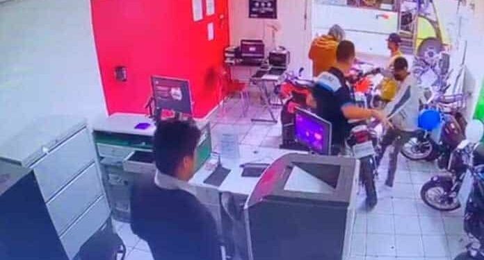 VIDEO: Ladrones se llevan dos motos de un local en Damián Carmona