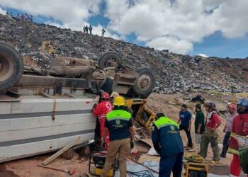 Pipero vuelca en basurero y pierde la vida