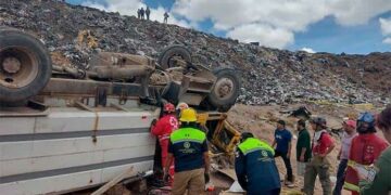 Pipero vuelca en basurero y pierde la vida