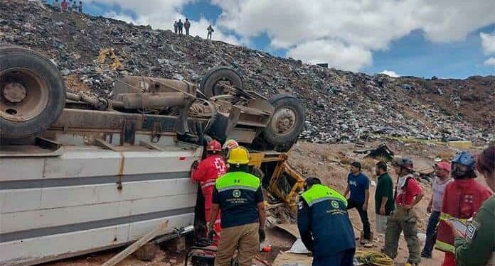 Pipero vuelca en basurero y pierde la vida