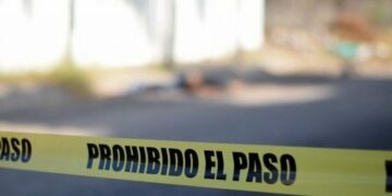 Hombre de 60 años muere repentinamente al bajar de su coche en la Av. Industrias