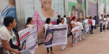 Familias de desaparecidos protestan en la Fenapo