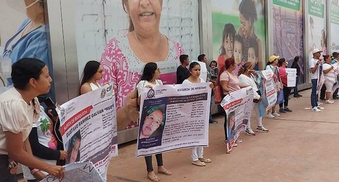 Familias de desaparecidos protestan en la Fenapo