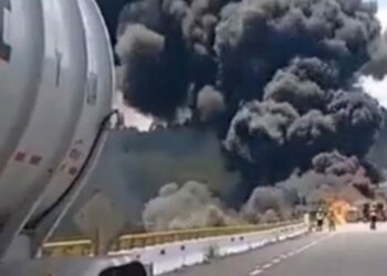VIDEOS: Explota pipa con combustible en la supercarretera Durango-Mazatlán; difunden videos