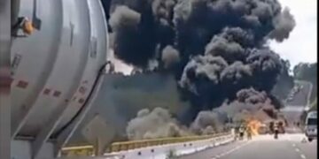 VIDEOS: Explota pipa con combustible en la supercarretera Durango-Mazatlán; difunden videos