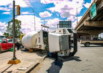 Revolvedora vuelca en el periférico