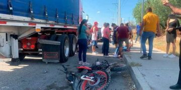 Tráiler arrolla a motociclista en el Periférico Oriente