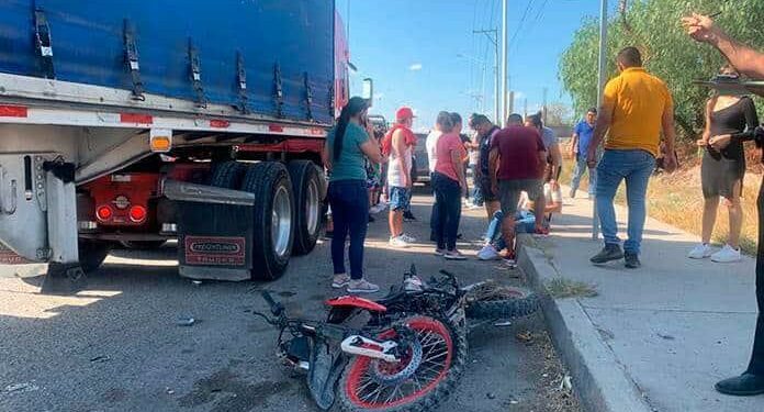 Tráiler arrolla a motociclista en el Periférico Oriente
