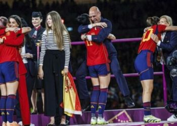 Nuevo video demostraría que Rubiales se impulsó y no fue Jenni Hermoso quien lo levantó
