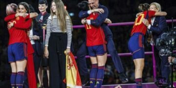 Nuevo video demostraría que Rubiales se impulsó y no fue Jenni Hermoso quien lo levantó