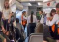 VIDEO: Viva Aerobus baja a joven con su perro de apoyo emocional; pasajeros intervienen para evitarlo
