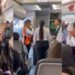 VIDEO: Viva Aerobus baja a joven con su perro de apoyo emocional; pasajeros intervienen para evitarlo