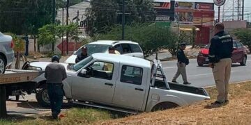 Vuelca camioneta en la 57, en la Zona Industrial