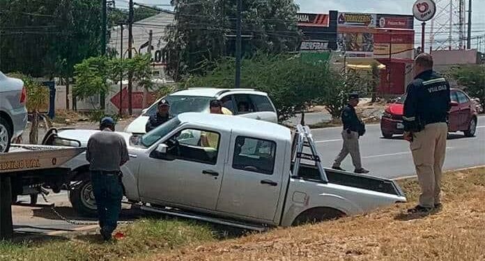 Vuelca camioneta en la 57, en la Zona Industrial