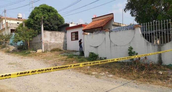 Ladrón apuñala a madre e hijo al verse descubierto