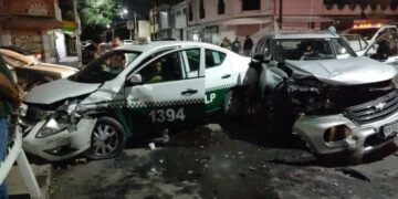 Un herido, saldo de aparatoso choque en la colonia San Felipe