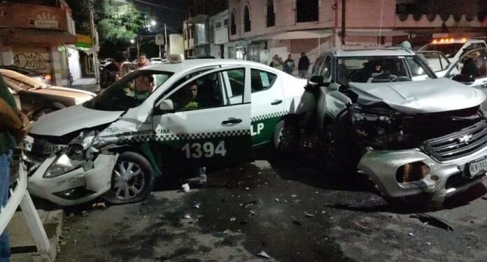 Un herido, saldo de aparatoso choque en la colonia San Felipe