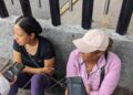 Esposa de chofer desaparecido hace 13 días se encadena en la Fiscalía