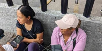 Esposa de chofer desaparecido hace 13 días se encadena en la Fiscalía
