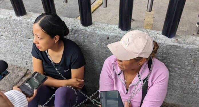 Esposa de chofer desaparecido hace 13 días se encadena en la Fiscalía