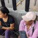 Esposa de chofer desaparecido hace 13 días se encadena en la Fiscalía