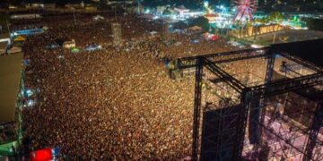 Gobierno asegura que 250 mil personas acudieron a Junior H; según PC, en el Teatro del Pueblo caben 100 mil