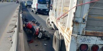 Muere motociclista por embestida de camioneta en Periférico Oriente