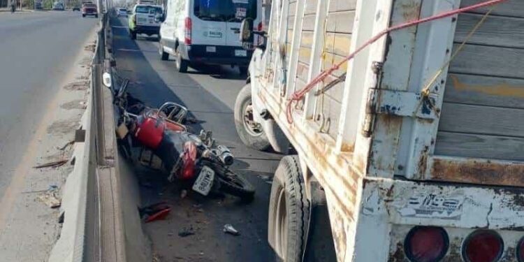 Muere motociclista por embestida de camioneta en Periférico Oriente