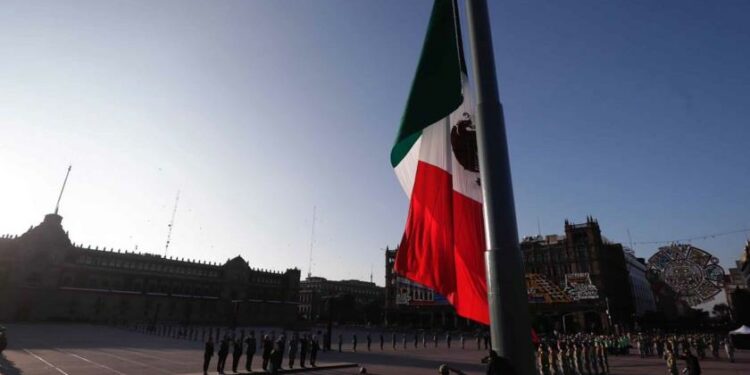 Bandera, a media asta en memoria de víctimas por sismos de 1985 y 2017