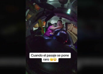 Taxista en Cancún es acosado por pasajera que intenta pagarle… ¡con besos!