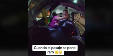 Taxista en Cancún es acosado por pasajera que intenta pagarle… ¡con besos!