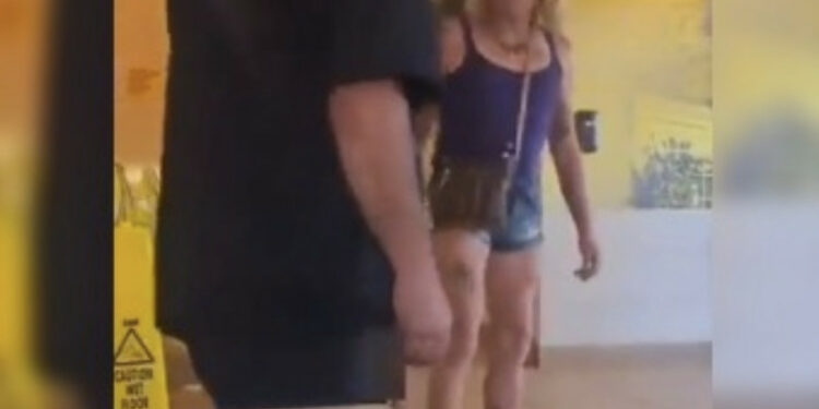 VIDEO: Padre impide a mujer trans entrar al baño donde estaba su hija… ‘¡Eres hombre!’