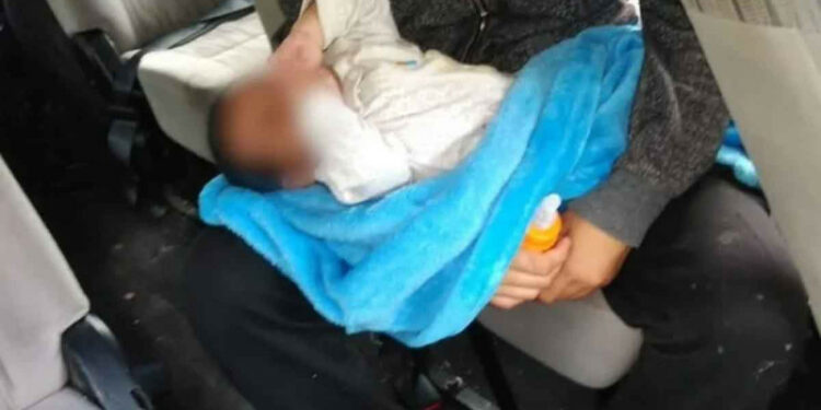 Mujer intenta lanzar a su bebé de un puente en Guadalajara