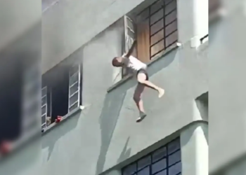 VIDEO: Hombre cae del tercer piso tras incendio en su departamento en CDMX
